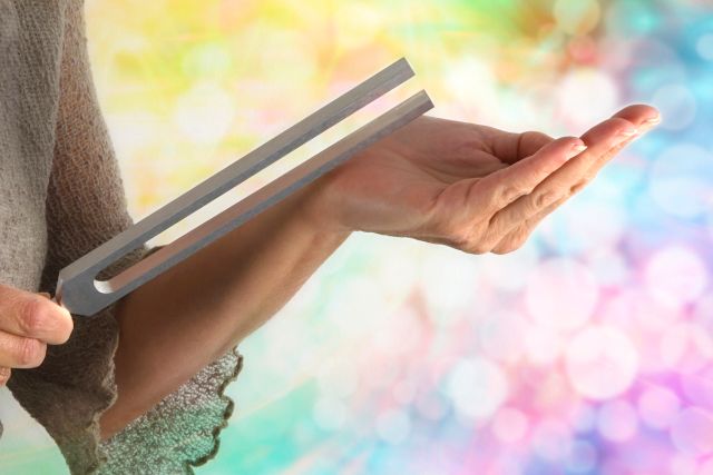 ヒーリング楽器を持った人