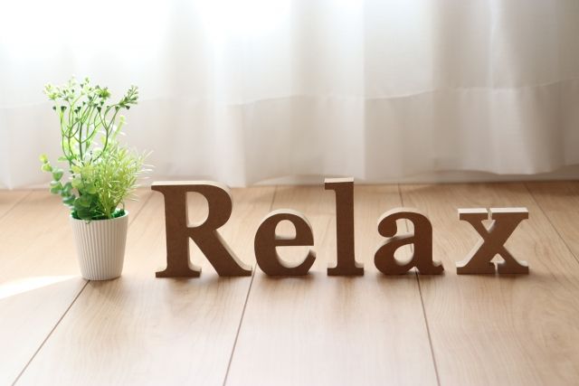 リラックスの文字の置物と植物