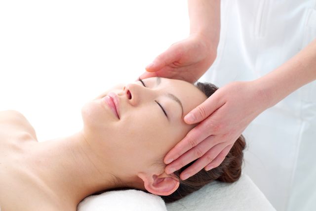 リラックスする女性